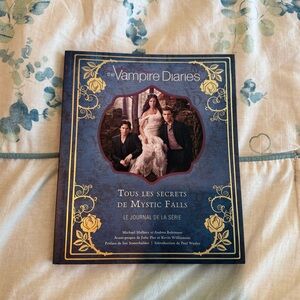 The vampire diaries unlocking the secrets of mystic falls French edition